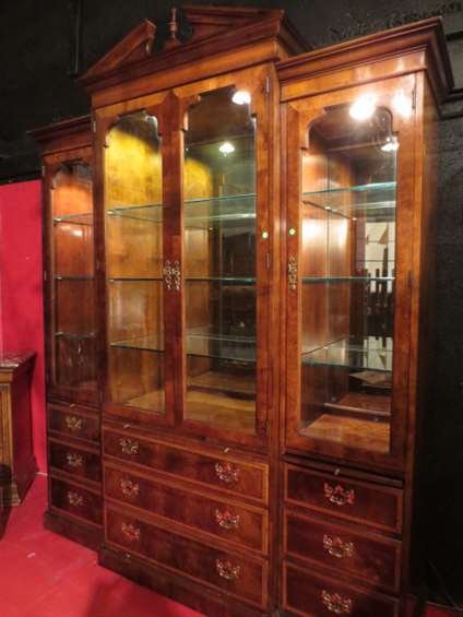 HENREDON ASTON COURT GEORGIAN STYLE GLAZE INLAID MAHOGA: HENREDON ASTON COURT GEORGIAN STYLE GLAZE INLAID MAHOGANY 3 PC BREAKFRONT, ILLUMINATED INTERIOR, GLASS SHELVES, WITH BRANDED MARK, 8'H X 7'L, MATCHING BAR CABINET SOLD SEPARATELY