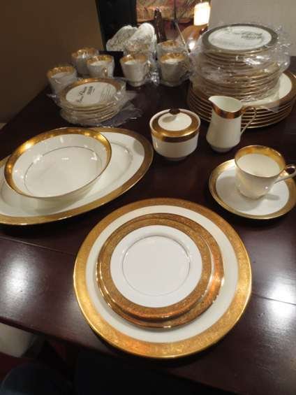 MIKASA 43 PC GOLD AND WHITE BONE CHINA SERVICE, "HARROW: MIKASA 43 PC GOLD AND WHITE BONE CHINA SERVICE, "HARROW" PATTERN, INCLUDE 7 DINNER PLATES, 8 SALAD PLATES, 8 BREAD PLATES, 8 CUPS, 8 SAUCERS, CREAMER, SUGAR WITH LID, LARGE PLATTER & ROUND BOWL.ORIGIN
