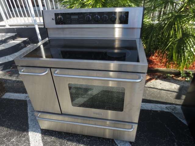 FRIGIDAIRE STAINLESS STEEL 40" FREESTANDING ELECTRIC RA: FRIGIDAIRE STAINLESS STEEL 40" FREESTANDING ELECTRIC RANGE WITH CONVECTION OVEN