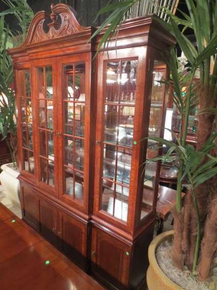 MAHOGANY CHIPPENDALE STYLE BREAKFRONT BY UNIVERSAL FURN: MAHOGANY CHIPPENDALE STYLE BREAKFRONT BY UNIVERSAL FURNITURE, LIGHTED INTERIOR WITH GLASS SHELVES, MIRRORED BACK, EXCELLENT CONDITION, APPROX 7'H X 7'L