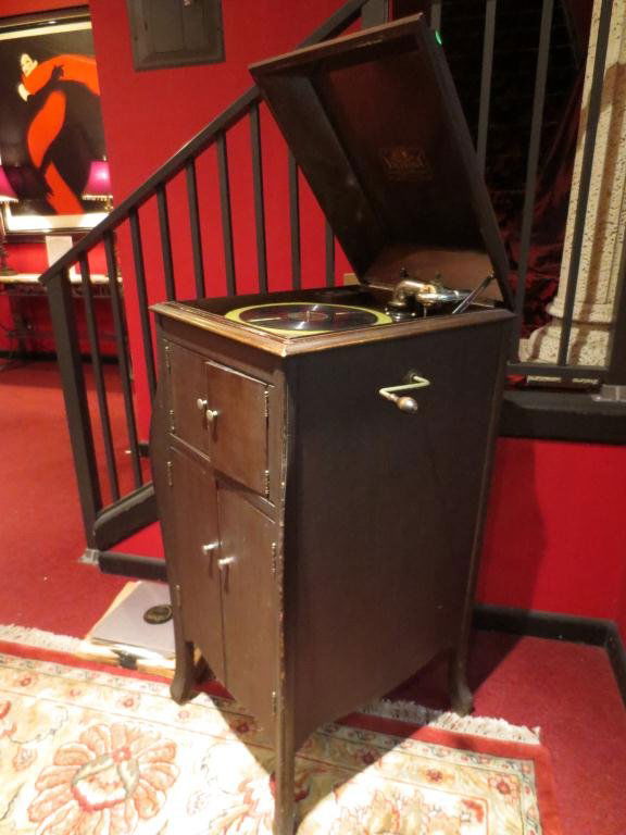 ANTIQUE WORKING VICTOR VICTROLA TALKING MACHINE,: ANTIQUE WORKING VICTOR VICTROLA TALKING MACHINE, MAHOGANY CASE, INCLUDES A COLLECTION OF VINTAGE RECORDS