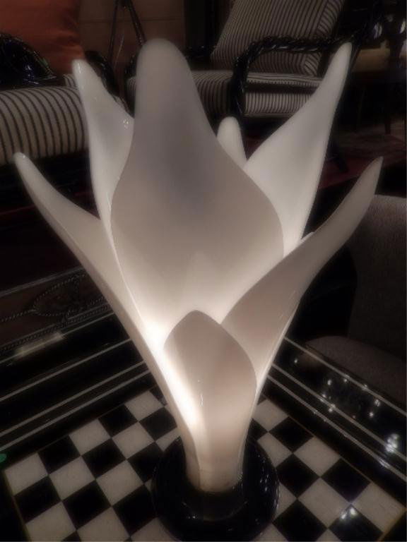 1970's PETAL FORM LAMP, POSSIBLY ROUGIER, WHITE: 1970's PETAL FORM LAMP, POSSIBLY ROUGIER, WHITE PLASTIC, APPROX 20"H
