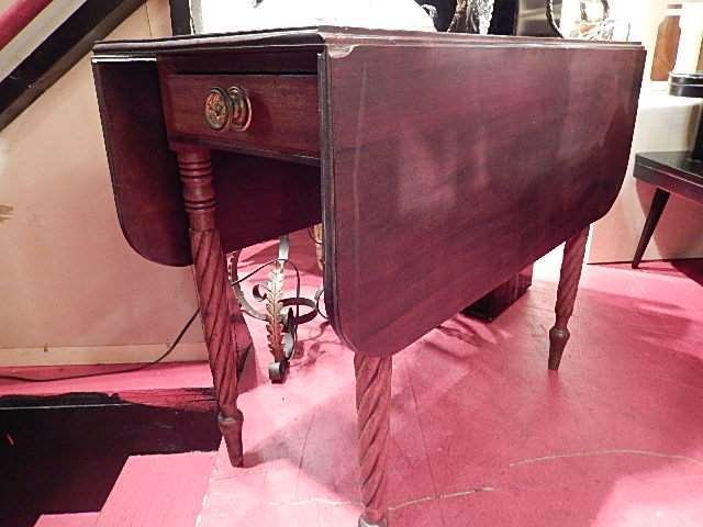 MAHOGANY DROPLEAF TABLE, OPENS TO APPROX 5'L: MAHOGANY DROPLEAF TABLE, OPENS TO APPROX 5'L