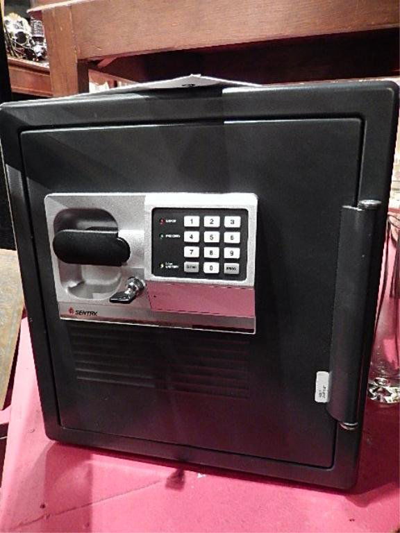 SENTRY SAFE WITH KEY AND KEYPAD, WORKING CONDITION, KEY