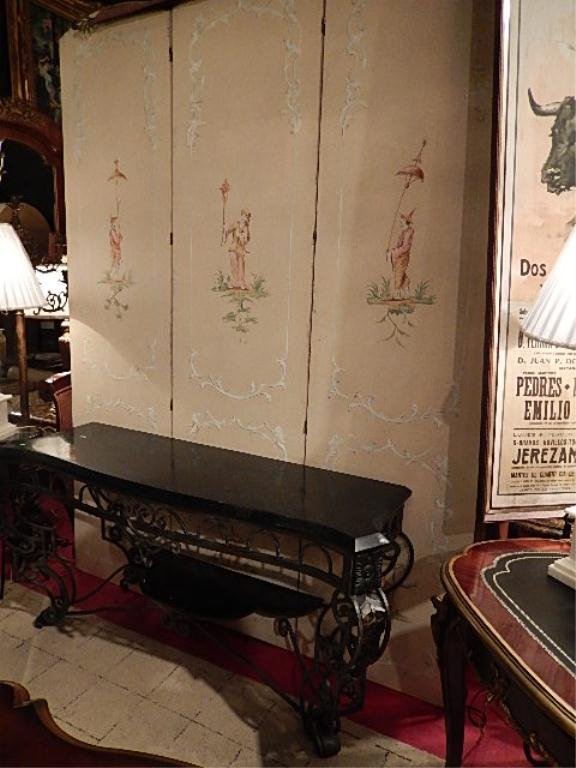 CHINESE CHIPPENDALE STYLE FLOOR SCREEN, PAINTED: CHINESE CHIPPENDALE STYLE FLOOR SCREEN, PAINTED CHINOISERIE FIGURES, RAISED PAINTED ACCENTS, CREAM BACKGROUND, PLAIN ON REVERSE, 8'H X 6'W