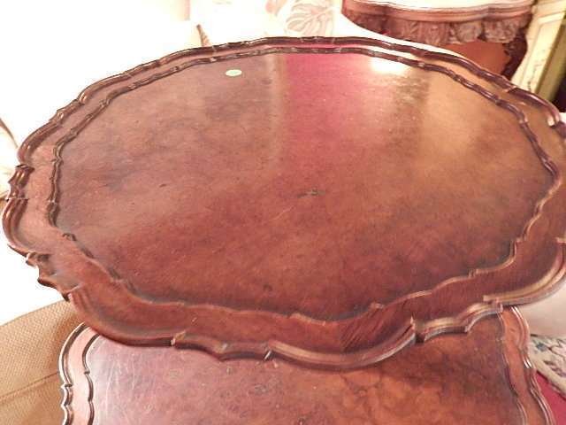 ANTIQUE 2 TIER BURL WOOD SERVING TABLE, MAHOGANY: ANTIQUE 2 TIER BURL WOOD SERVING TABLE, MAHOGANY FINISH, PIECRUST EDGE, APPROX 25" ROUND