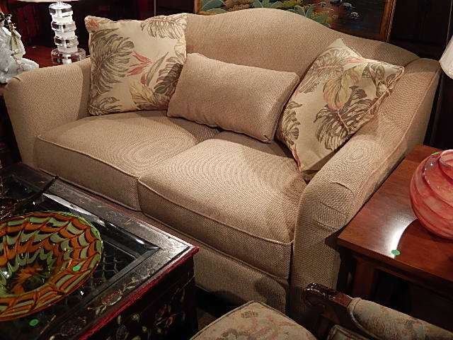 UNIVERSAL FURNITURE LOVESEAT, BETTER HOMES AND GARDENS: UNIVERSAL FURNITURE LOVESEAT, BETTER HOMES AND GARDENS COLLECTION, ROLL ARMS, PALM PRINT ACCENT PILLOWS, COORDINATING ARMCHAIR SOLD SEPARATELY, APPROX 5'L
