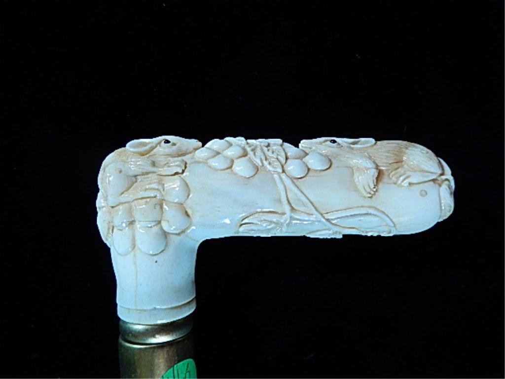 CARVED BONE HANDLE CANE/WALKING STICK, 2 SQUIRRELS: CARVED BONE HANDLE CANE/WALKING STICK, 2 SQUIRRELS EATING BERRIES, HANDLE MEASURES APPROX 5"