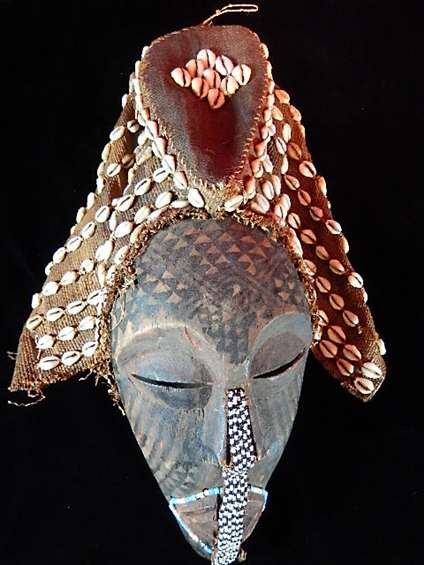 AFRICAN CARVED WOODEN MASK WITH PATTERN-PAINTED FACE,: AFRICAN CARVED WOODEN MASK WITH PATTERN-PAINTED FACE, HEAD COVERED W/COWRIE SHELLS, BLUE & WHITE BEADS SURROUND MOUTH, FROM KASAI TRIBE, ZAIRE (DEMOCRATIC REPUBLIC OF THE CONGO), AFRICA, APPROX 11"H