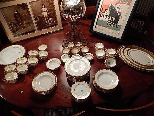 80 PC ASSEMBLED GROUP GOLD & WHITE CHINA SERVICE: 80 PC ASSEMBLED GROUP GOLD & WHITE CHINA SERVICE INCLUDES MINTON (SOME WITH IVORY BORDER), OLD ABBEY LIMOGES AND LENOX