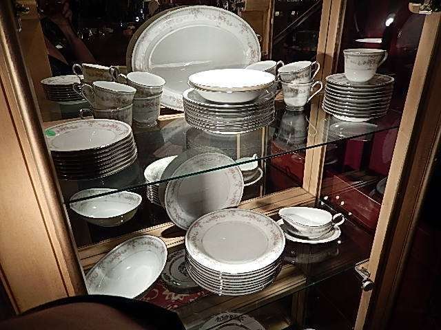 51 PC NORITAKE "VERANDA" CHINA SERVICE, INCLUDES 10: 51 PC NORITAKE "VERANDA" CHINA SERVICE, INCLUDES 10 DINNER PLATES, 8 SALAD PLATES, 8 BREAD PLATES, 9 FOOTED COFFEE CUPS, 10 SAUCERS, 2 CREAM SOUP BOWLS, OVAL SERVING PLATTER, OVAL VEGETABLE BOWL & GRA