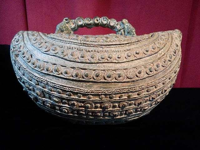 AFRICAN BRONZE LIDDED BOWL, WITH GRIP ON LID, FROM: AFRICAN BRONZE LIDDED BOWL, WITH GRIP ON LID, FROM IGBO-UKWU, SOUTHEASTERN NIGERIA, WEST AFRICA, APPROX 9.5" X 14.75"