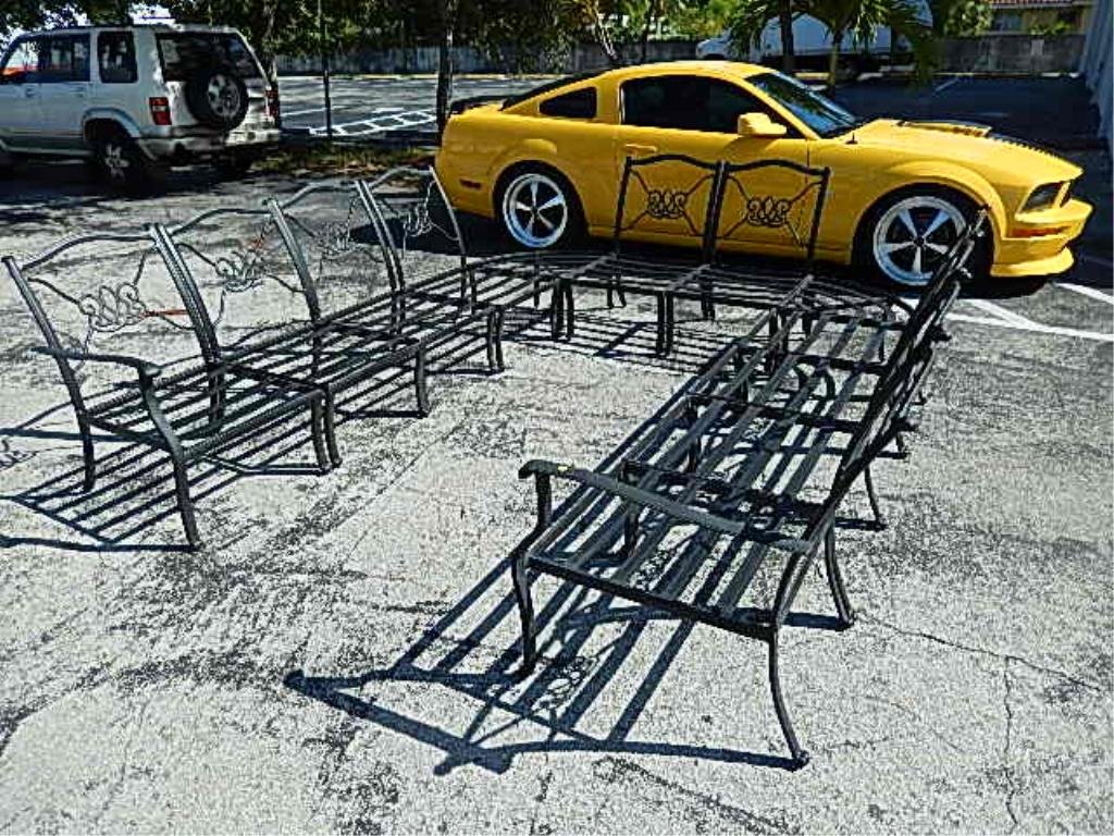 11 PC ALUMINUM PATIO SET, 9 MODULAR SINGLE SEATS WITH 1: 11 PC ALUMINUM PATIO SET, 9 MODULAR SINGLE SEATS WITH 1 LEFT ARM CHAIR AND ONE RIGHT ARM CHAIR, AND TWO CORNER TABLES. CAN BE SET UP IN A VARIETY OF POSITIONS.