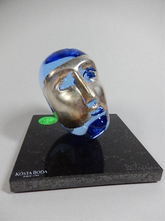 KOSTA BODA "BRAINS ON STONE" SCULPTURE, LIMITED EDITION: KOSTA BODA "BRAINS ON STONE" SCULPTURE, LIMITED EDITION OF 500 BY BERTIL VALLIEN, INSCRIBED SIGNATURE ON BASE, APPROX 3.25"H X 3.75" X 3.75", WITH ORIGINAL BOX