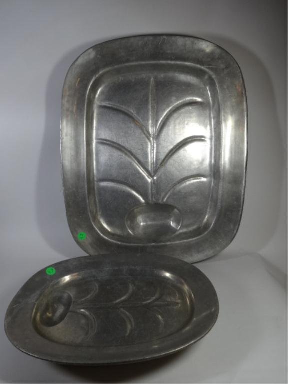 2 PC LOT METAL PLATTERS, 14"W AND 12"W (SKU# 910=5): 2 PC LOT METAL PLATTERS, 14"W AND 12"W (SKU# 910=5)