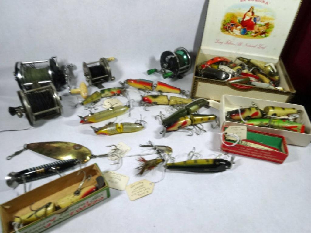 44+ PC VINTAGE FISHING LURES & REELS, INCLUDES OVER 40: 44+ PC VINTAGE FISHING LURES & REELS, INCLUDES OVER 40 VINTAGE FISHING LURES AND 4 FISHING REELS, SKU961.10
