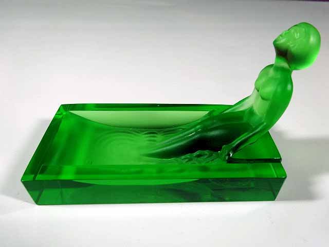 HEINRICH HOFFMANN GREEN GLASS DISH, NUDE BATHER: HEINRICH HOFFMANN GREEN GLASS SOAP OR TRINKET DISH, NUDE BATHER, WITH THE HEINRICH HOFFMANN BUTTERFLY MARK, DOES NOT APPEAR TO BE A LATER DESNA REPRODUCTION AND DOES NOT HAVE THE DESNA MARK, LATER "R.