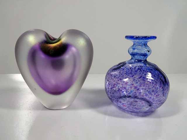 2 PC ART GLASS VASES, ZELLIQUE STUDIO 1993 APPROX: 2 PC ART GLASS VASES, ZELLIQUE STUDIO 1993 APPROX 2.5"H, BODA B. VALLIEN APPROX 2.5"H, SIGNED ON BASE, SKU174.31
