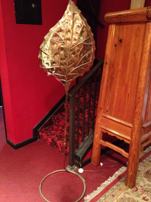 CURTIS JERE STYLE LEAF FLOOR LAMP, COPPERY GOLD FINISH: CURTIS JERE STYLE LEAF FLOOR LAMP, COPPERY GOLD FINISH METAL BASE, SINGLE LIGHT ILLUMINATES WALL FROM BACK, APPROX 73"H