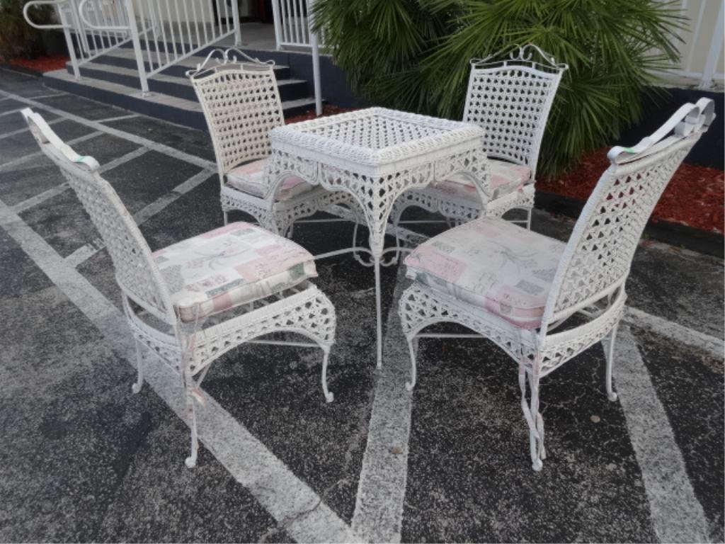 WHTE WICKER AND METAL PATIO TABLE AND 4 CHAIRS, SQUARE: WHTE WICKER AND METAL PATIO TABLE AND 4 CHAIRS, SQUARE GLASS TOP, SKU289.17