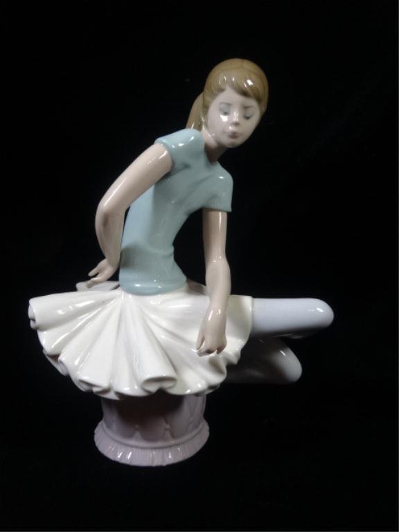 RETIRED LLADRO PORCELAIN FIGURINE, JULIA, GLAZED: RETIRED LLADRO PORCELAIN FIGURINE, JULIA, GLAZED FINISH, BY SCULPTOR JUAN HUERTA, ISSUED 1978, RETIRED 1993, APPROX 9"H, SKU321.4