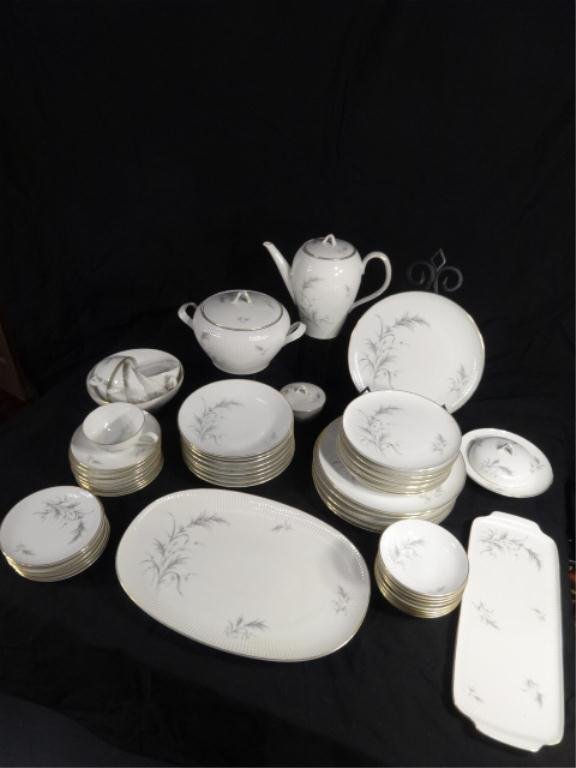 60 PC THOMAS GERMANY CHINA SERVICE, INCLUDES TEAPOT, 6: 60 PC THOMAS GERMANY CHINA SERVICE, INCLUDES TEAPOT, 6 CUPS, 9 SAUCERS, BREAD DISH, 8 BOWLS, VEGETABLE BOWL, BUTTER DISH, TUREEN, 7 DINNER PLATES, 8 BERRY BOWLS, 7 BREAD PLATES, 8 SALAD PLATES, PLATTE