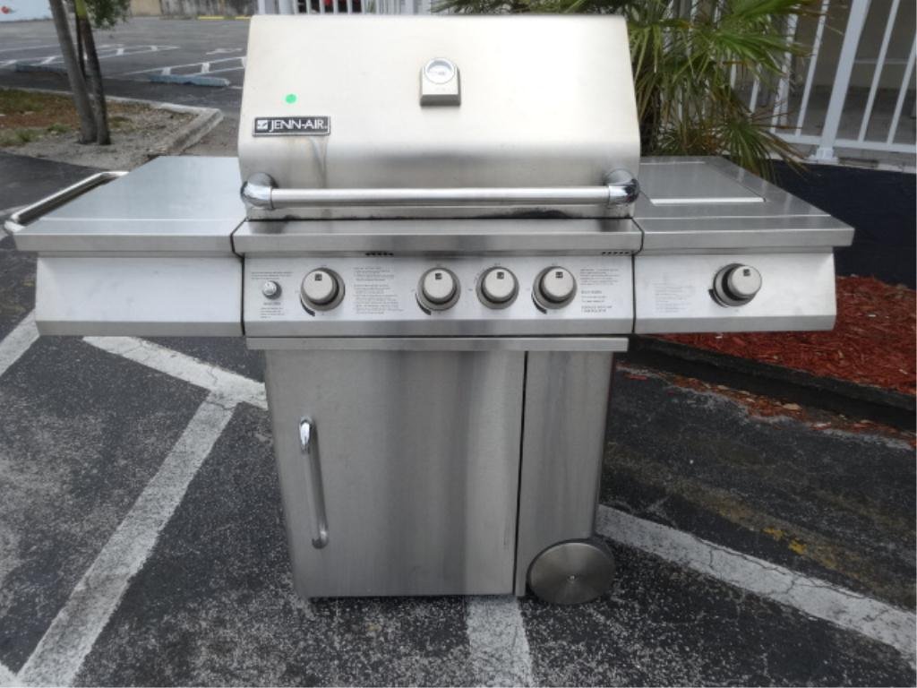 JENN AIR PROPANE GAS GRILL, STAINLESS JennAirJennAir Stainless Steel