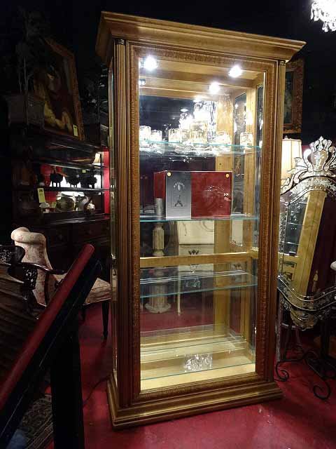 PULASKI GOLD FINISH DISPLAY CABINET, BRASS MOUNTED: PULASKI GOLD FINISH DISPLAY CABINET, BRASS MOUNTED COLUMNS, LIGHTED INTERIOR, MIRRORED BACK, GLASS SHELVES WITH PLATE GROOVES, EXCELLENT CONDITION, LABELED, APPROX 83" X 15" X 46", SKU402.01