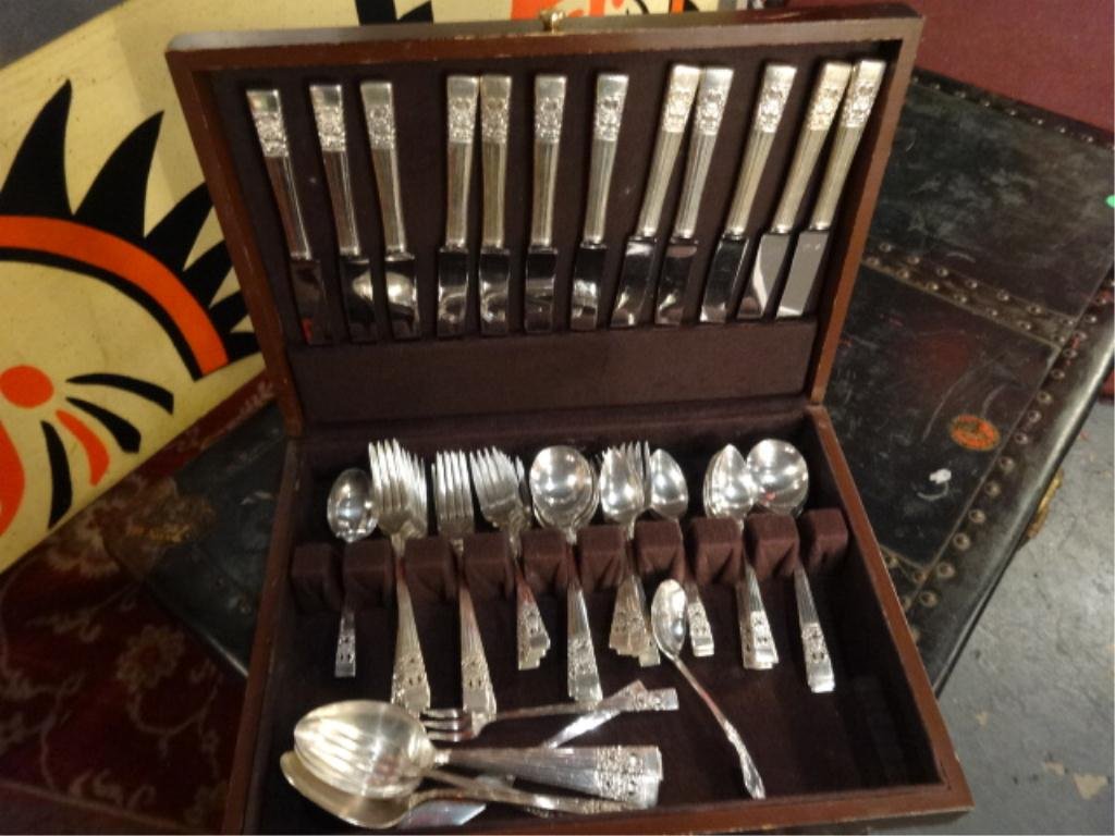 66 PC COMMUNITY PLATE SILVERWARE SERVICE, INCLUDES 12: 66 PC COMMUNITY PLATE SILVERWARE SERVICE, INCLUDES 12 KNIVES, 12 FORKS, 12 SALAD FORKS, 12 SOUP SPOONS, 11 TEASPOONS, 2 SMALL SERVING SPOONS, 4 LARGE SERVING SPOONS & BUTTER KNIFE, WITH STORAGE BOX