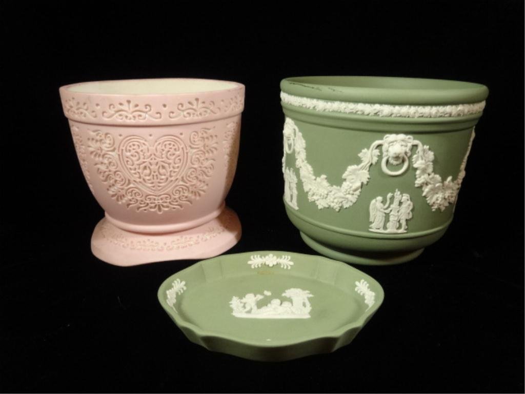 3 PC WEDGWOOD JASPERWARE CACHEPOTS AND PLATE, PINK AND: 3 PC WEDGWOOD JASPERWARE CACHEPOTS AND PLATE, PINK AND GREEN, PINK IS 4.25", GREEN ARE 4.5", SKU9000
