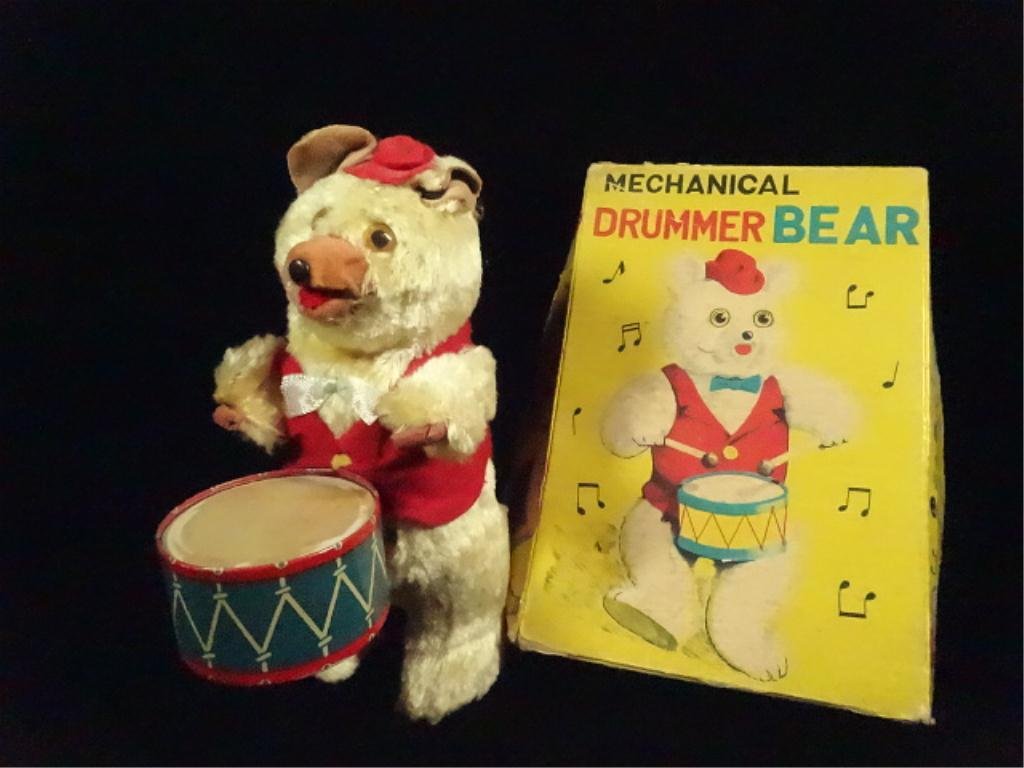VINTAGE TOY WIND UP DRUMMER BEAR WITH BOX LID, MISSING: VINTAGE TOY WIND UP DRUMMER BEAR WITH BOX LID, MISSING DRUMSTICKS, ARMS & HEAD MOVE WHEN WOUND, APPROX 7"H, SKU581.141