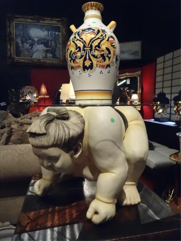 SUMO WRESTLER FORM TABLE BY DESIGN TOSCANO, GLASS TOP,: SUMO WRESTLER FORM TABLE BY DESIGN TOSCANO, GLASS TOP, RESIN BASE, APPROX 27" X 27" X 18", SKU611.31