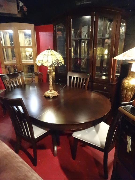CONTEMPORARY PEDESTAL DINING TABLE, WITH LEAF AND 4: CONTEMPORARY PEDESTAL DINING TABLE, WITH LEAF AND 4 CHAIRS, DARK FINISH, WHITE UPHOLSTERED SEATS, EXCELLENT CONDITION, MATCHING BREAKFRONT SOLD SEPARATELY, SKU644.02
