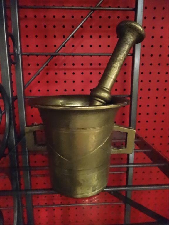 HEAVY BRASS PESTLE AND MORTAR, APPROX 7"H: HEAVY BRASS PESTLE AND MORTAR, APPROX 7"H