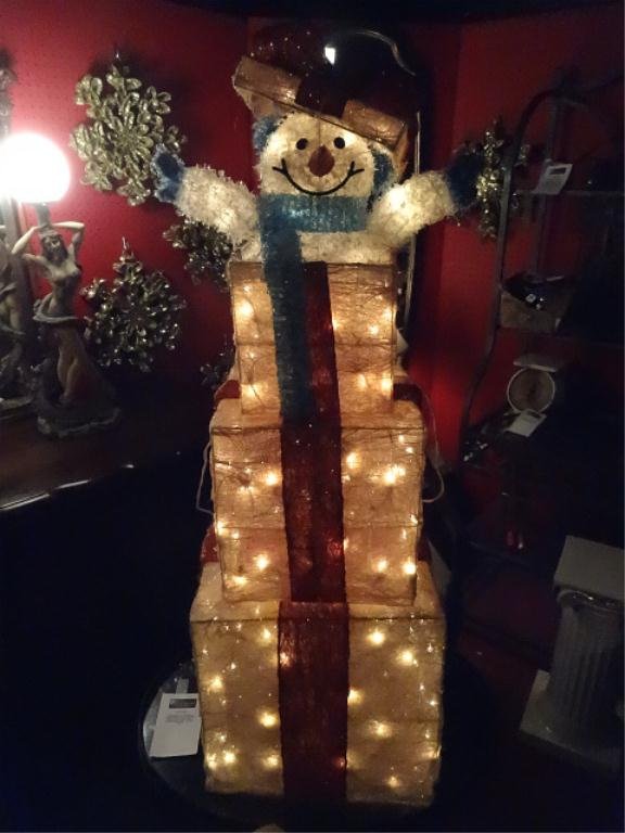 5 PC LIGHTED HOLIDAY PRESENT DECORATION, SNOWMAN IN: 5 PC LIGHTED HOLIDAY PRESENT DECORATION, SNOWMAN IN BOX, WHITE AND GREEN SPUN COMPOSITION AND GLITTER ON METAL FRAMES, INTERLOCKING PLUGS, VERY GOOD USED CONDITION, #1 OF TWO AVAILABLE THIS AUCTION, E