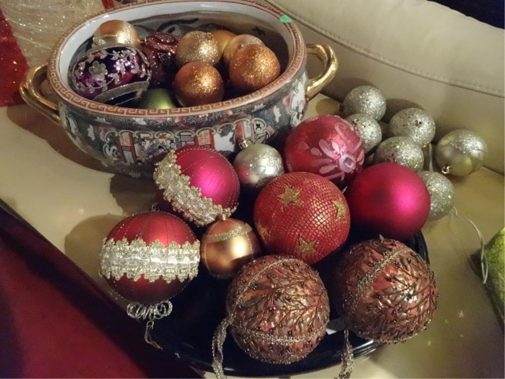 30 PC CHRISTMAS ORNAMENTS, GLASS AND COMPOSITE, VARIOUS: 30 PC CHRISTMAS ORNAMENTS, GLASS AND COMPOSITE, VARIOUS COLORS AND SIZES, LARGEST APPROX 5", SKU723