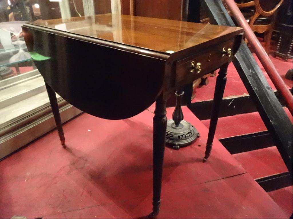HENREDON PEMBROKE TABLE, MAHOGANY AND SATINWOOD INLAY,: HENREDON PEMBROKE TABLE, MAHOGANY AND SATINWOOD INLAY, DROP LEAVES, SINGLE DRAWER, BRASS PULLS AND CASTERS, STAMPED HENREDON