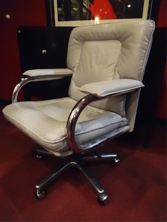 PACE COLLECTION DESK CHAIR BY i4 MARIANI, MADE IN: PACE COLLECTION DESK CHAIR BY i4 MARIANI, MADE IN ITALY, FINE QUALITY PALE GRAY UPHOLSTERY, CIRCA 1970, CHROME BASE, LABELED i4 MARIANI FOR PACE COLLECTION, SKU730.02