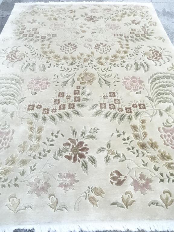 ETHAN ALLEN 100% WOOL INDO-TIBETAN STYLE RUG, PASTEL: ETHAN ALLEN 100% WOOL INDO-TIBETAN STYLE RUG, PASTEL FLORALS ON LIGHT BEIGE FIELD, LABELED, 140" X 102"