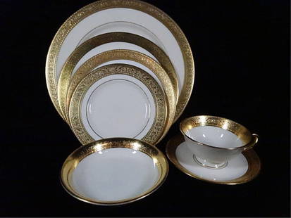 157 PC LENOX WESTCHESTER GOLD & WHITE CHINA SERVICE,: 157 PC LENOX WESTCHESTER GOLD & WHITE CHINA SERVICE, INCLUDES 19 PLATES, 3 CHARGERS, 13 LUNCHEON PLATES, 6 SALAD PLATES, 13 BREAD PLATES, 12 BERRY BOWLS, 25 CUPS, 39 SAUCERS, 5 CUPS, 11 DEMITASSE CUPS