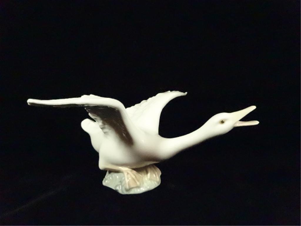 RETIRED LLADRO PORCELAIN FIGURINE, DUCK FLYING, #1264,: RETIRED LLADRO PORCELAIN FIGURINE, DUCK FLYING, #1264, SCULPTOR JULIO FERNANDEZ, ISSUED 1974, RETIRED 1998, GLAZED FINISH, APPROX 3.5"H