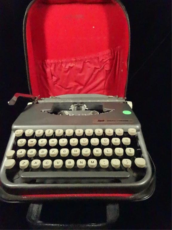 SMITH CORONA TYPEWRITER, "SKYRITER", WITH CARRYING: SMITH CORONA TYPEWRITER, "SKYRITER", WITH CARRYING CASE, SKU947.03