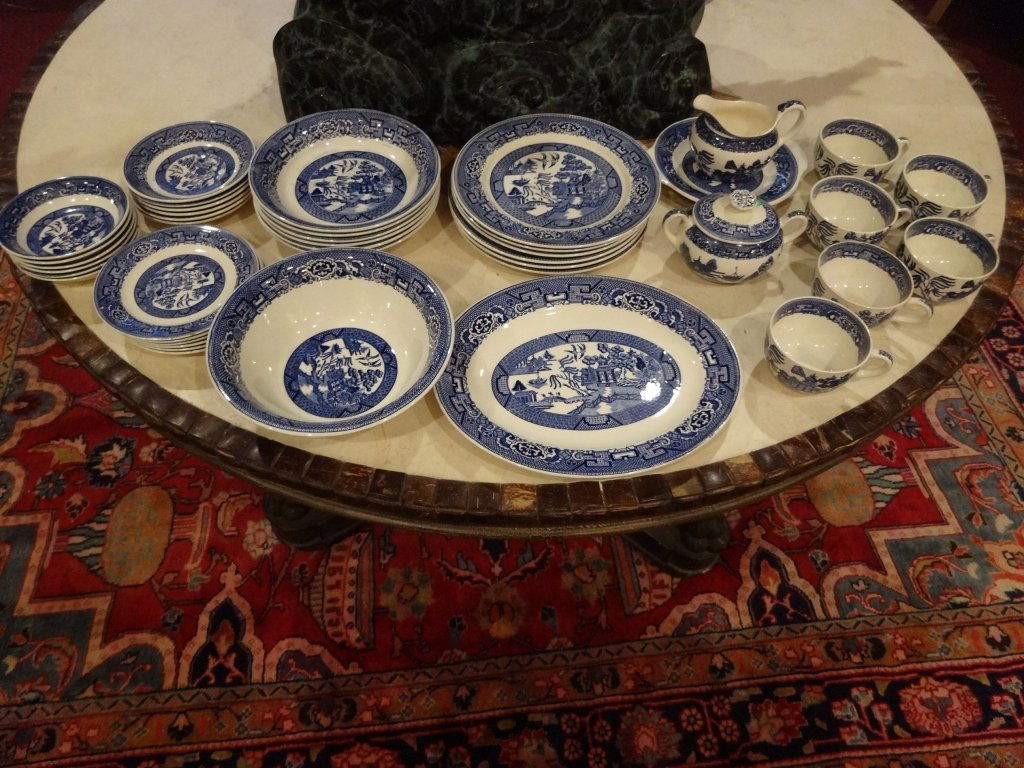 40 PC BLUE WILLOW CHINA SET, INCLUDES 6 PLATES (1: 40 PC BLUE WILLOW CHINA SET, INCLUDES 6 PLATES (1 CHIP), 6 BOWLS (1 CHIP), 6 SAUCERS, (1 CHIP), 6 BERRY, 6 BREAD (2 CHIPS) 1 LARGE ROUND BOWL, 1 OVAL PLATTER, 6 CUPS, SUGAR WITH LID, CREAMER WITH UNDE