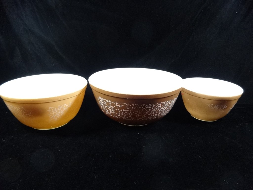 3 PC PYREX BROWN "WOODLAND" NESTING MIXING BOWLS: 3 PC PYREX BROWN "WOODLAND" NESTING MIXING BOWLS