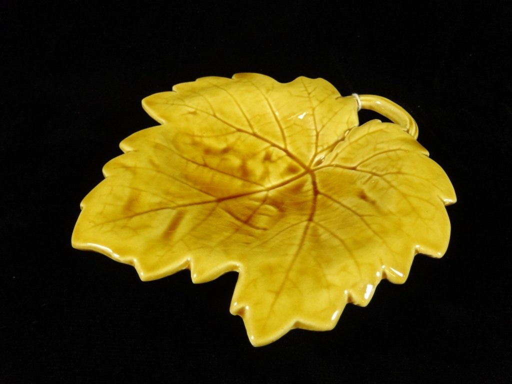 SARREGUEMINES MAJOLICA LEAF PLATE, MADE IN FRANCE,: SARREGUEMINES MAJOLICA LEAF PLATE, MADE IN FRANCE, APPROX 8.5" X 8"