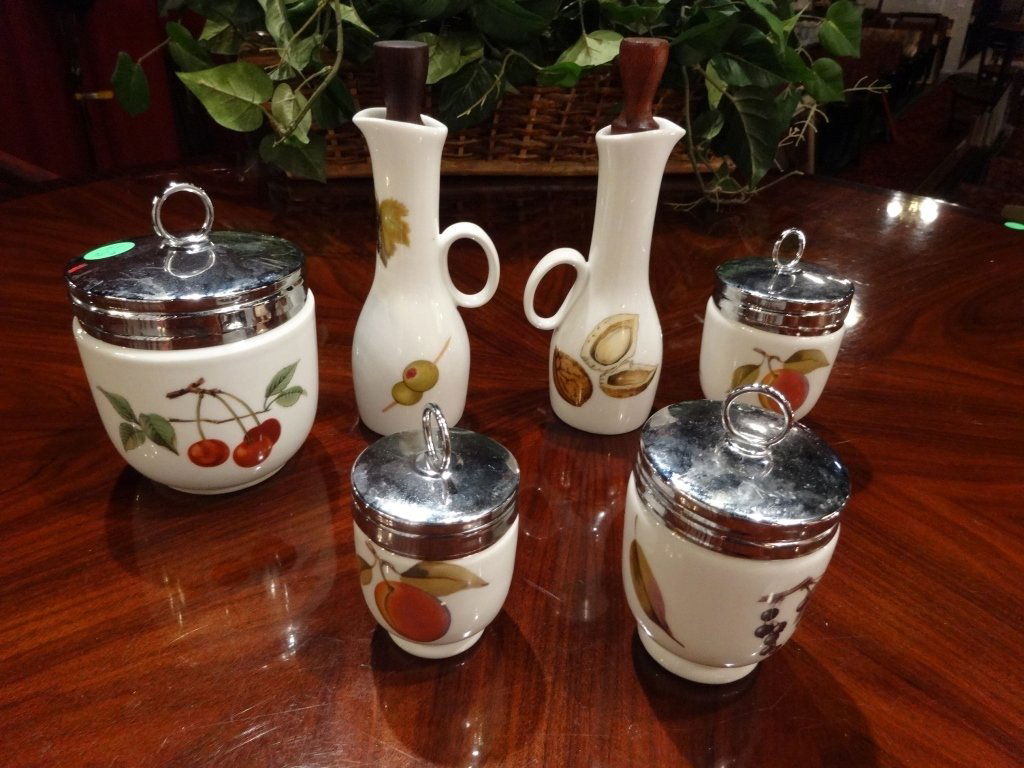 6 PC ROYAL WORCESTER EVESHAM PORCELAIN SERVEWARE: 6 PC ROYAL WORCESTER EVESHAM PORCELAIN SERVEWARE INCLUDES 2 CREUTS AND 4 COVERED COMPOTES/CANISTERS, SKU026
