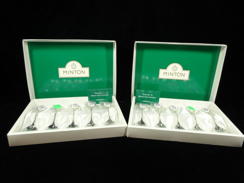 10 MINTON TEA SPOONS, 2 GROUPS OF 5 IN ORIGINAL BOXES: 10 MINTON TEA SPOONS, 2 GROUPS OF 5 IN ORIGINAL BOXES