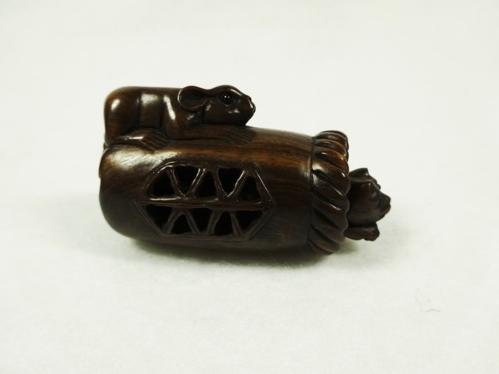 FINELY CARVED WOODEN NETSUKE, MOUSE ON LOG WITH MOUSE: FINELY CARVED WOODEN NETSUKE, MOUSE ON LOG WITH MOUSE INSIDE LOG, MOUSE INSIDE LOG MOVES IN AND OUT, APPROX 1 7/8"