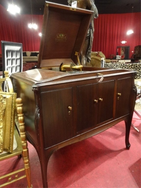 VICTOR VICTROLA VV-300 PHONOGRAPH, CIRCA 1921, SERIAL (1 of 10)