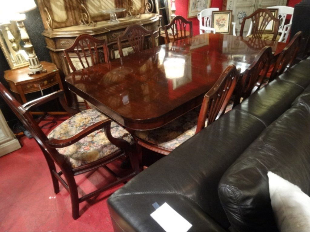 DUNCAN PHYFE STYLE MAHAOGANY DINING TABLE AND 8 CHAIRS: DUNCAN PHYFE STYLE MAHAOGANY DINING TABLE AND 8 CHAIRS WITH SHIELD BACKS (4 CHAIRS WITH ONE STYLE SHIELD SHAPE BACK, 4 WITH A SIMILAR STYLE), TABLE LEAF INCLUDED, VERY GOOD VINTAGE CONDITION